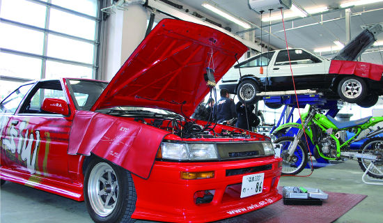 自動車車体実習室